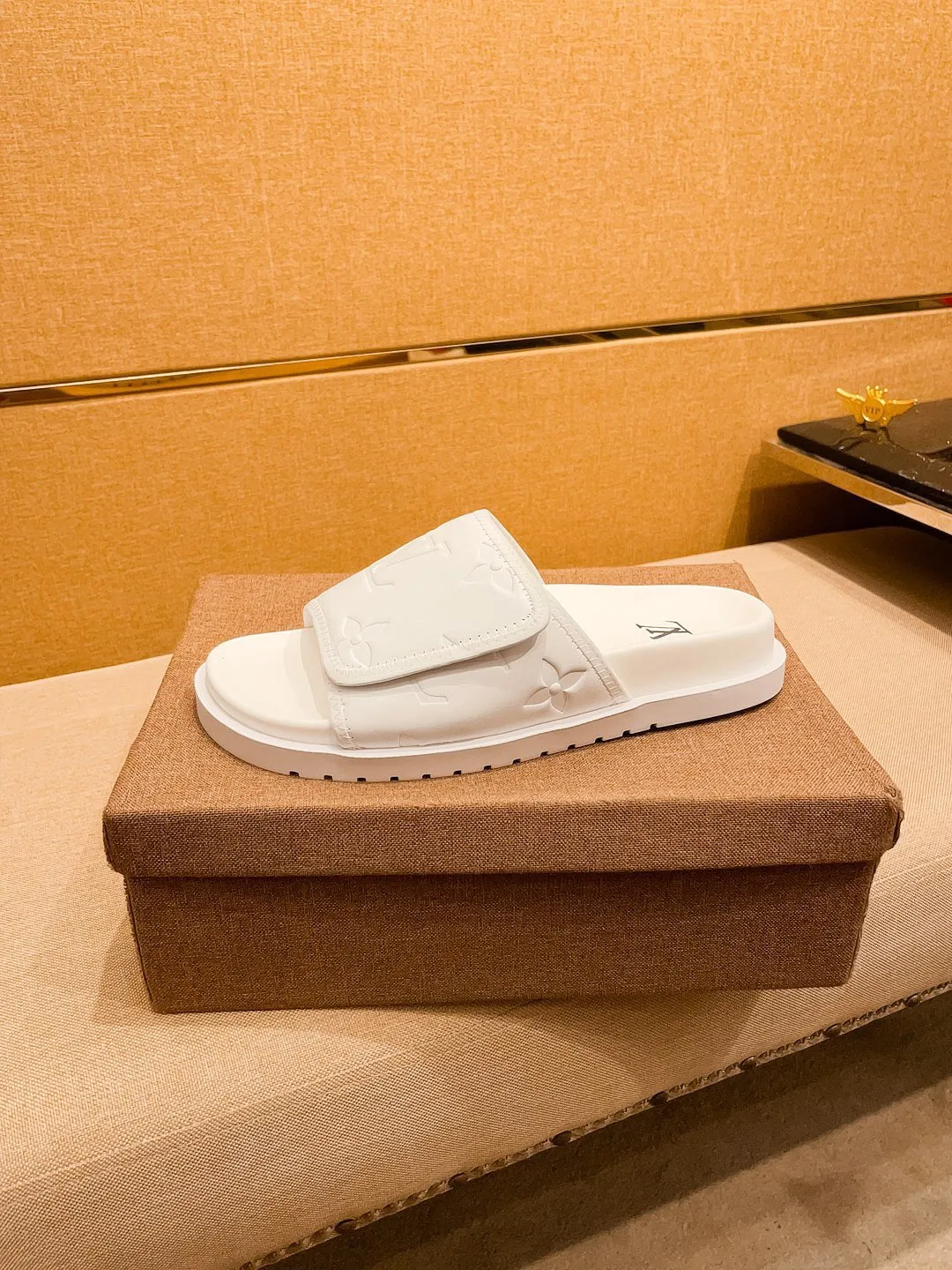 Men's men's shoes 💰 320💰 New model on the market 🔥[LV🔥 Louis Vuitton slippers] High-end 1:1 mold customization, original upgraded version of the outsole, lighter and non-slip. The market's top quality, fashionable and trendy, versatile and popular, simple yet tasteful, a must-have for fashionistas, exuding a fashionable and casual atmosphere, fashion is at your feet, full of confidence, the same style at the counter 👍The season of spring and summer slippers is here, super beautiful to wear, 38-44 2⃣️colors available🔥